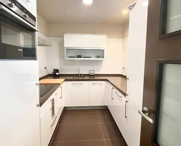 Piso De Lujo Con Piscina Y Gym, A 2min De La Playa A Coruna